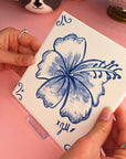 Delfts Blauw getekende bloem op blanco tegel uit het DIY pakket