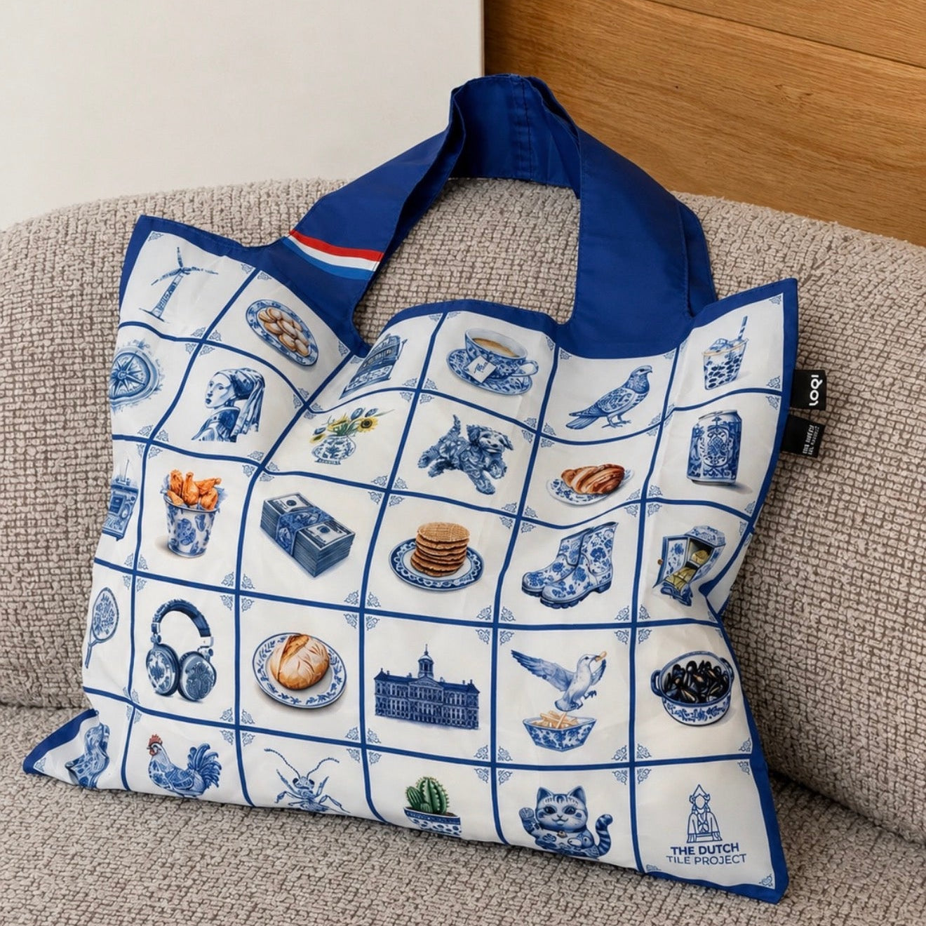 Recycelte Delfter-Blau-Tote-Bag von The Dutch Tile Project, Vorderseite mit holländischen Motivkacheln und niederländischer Flagge am Henkel