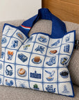 Recycelte Delfter-Blau-Tote-Bag von The Dutch Tile Project, Vorderseite mit holländischen Motivkacheln und niederländischer Flagge am Henkel