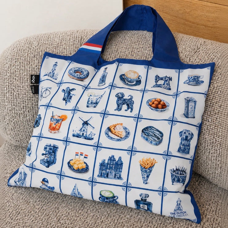 Recycelte Delfter-Blau-Tote-Bag von The Dutch Tile Project, Rückseite mit Motivkacheln wie Mädchen mit dem Perlenohrring, Stroopwafels und Windmühle