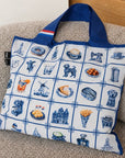 Recycelte Delfter-Blau-Tote-Bag von The Dutch Tile Project, Rückseite mit Motivkacheln wie Mädchen mit dem Perlenohrring, Stroopwafels und Windmühle