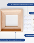 Eichenholzrahmen und das mitgelieferte Material auf einem Tisch ausgelegt. [market:de, at]