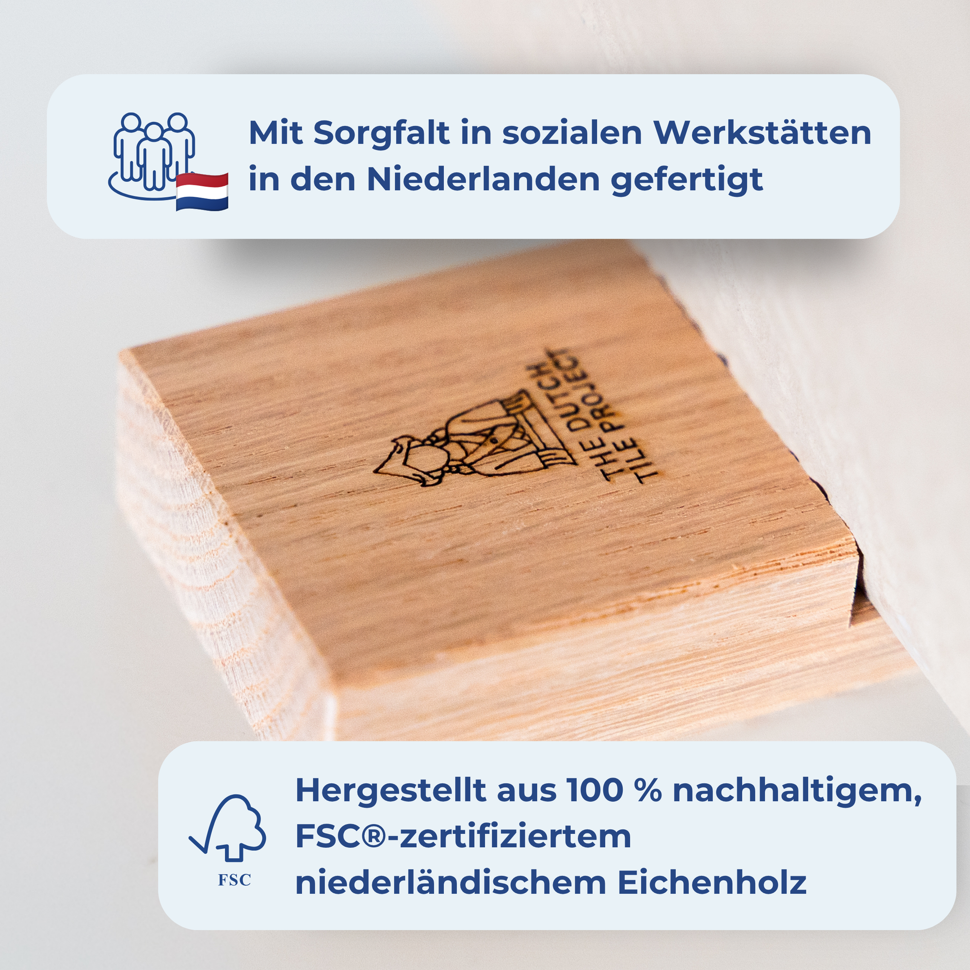 Nahaufnahme eines Holzfliesenhalters aus FSC®-zertifiziertem niederländischem Eichenholz mit The Dutch Tile Project Logo. [market:de, at]