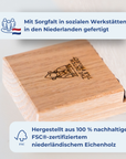 Nahaufnahme eines Holzfliesenhalters aus FSC®-zertifiziertem niederländischem Eichenholz mit The Dutch Tile Project Logo. [market:de, at]