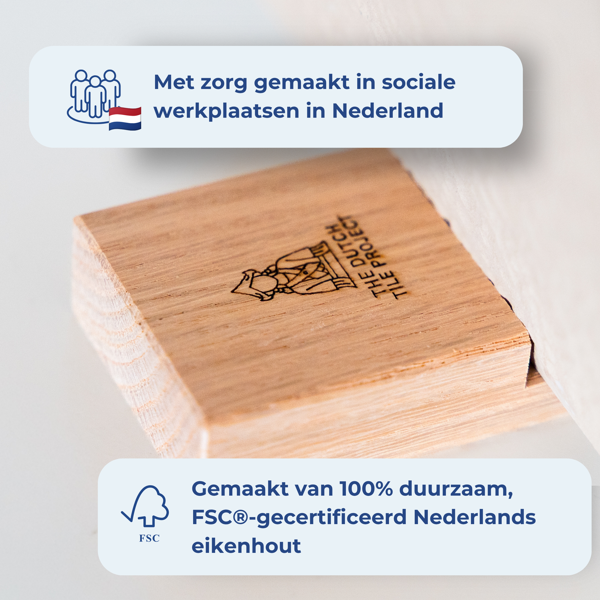 Close-up van een houten tegelhouder van duurzaam FSC®-gecertificeerd Nederlands eikenhout, met zorg gemaakt in sociale werkplaatsen in Nederland. [market:nl]