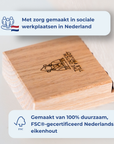 Close-up van een houten tegelhouder van duurzaam FSC®-gecertificeerd Nederlands eikenhout, met zorg gemaakt in sociale werkplaatsen in Nederland. [market:nl]