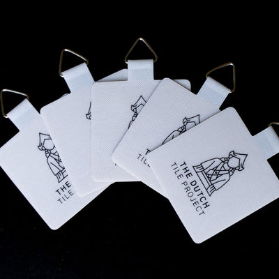 Zelfklevende hangers om Delfts Blauwe tegels aan de muur te hangen, set van vijf.