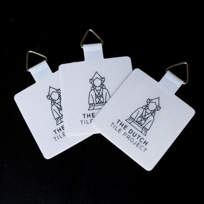 Zelfklevende hangers om Delfts Blauwe tegels aan de muur te hangen, set van drie.