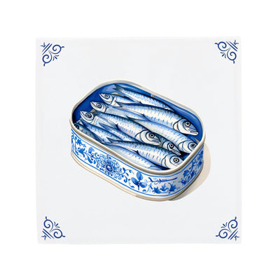 Delfts Blauwe keramische tegel met sardines en de herkenbare The Dutch Tile hoekornamenten, een moderne twist op de klassieke Hollandse tegel.