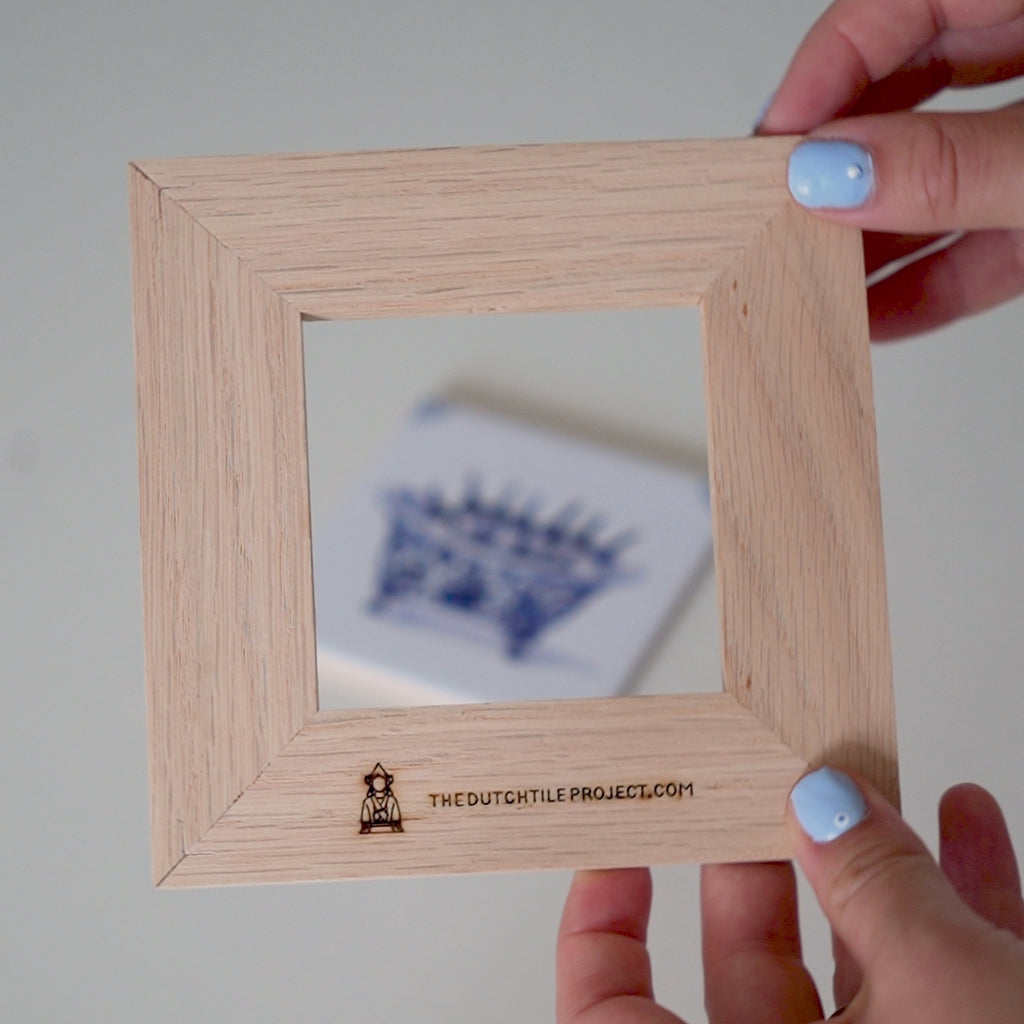 Wooden tile frame and holder for Delft Blue tiles, made from sustainable FSC®-certified Dutch oak wood and crafted in social workshops in the Netherlands.