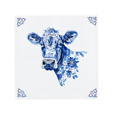 Delfts Blauwe keramische tegel met een koe en de herkenbare The Dutch Tile hoekornamenten, een moderne twist op de klassieke Hollandse tegel.