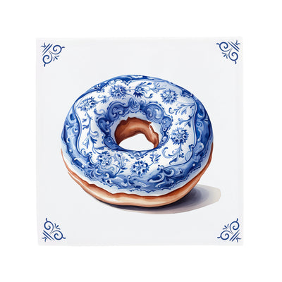 Delfts Blauwe keramische tegel met een geglazuurde donut en de herkenbare The Dutch Tile hoekornamenten, een moderne twist op de klassieke Hollandse tegel.